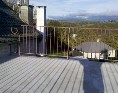 Balcon-terrasse en fer forgé